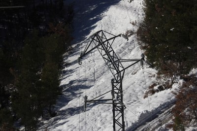Detall de la part superior d'una torre d'electricitat, vista des d'un helicòpter, danyada per la neu caiguda aquest dilluns a l'Alt Urgell (Foto: ACN)