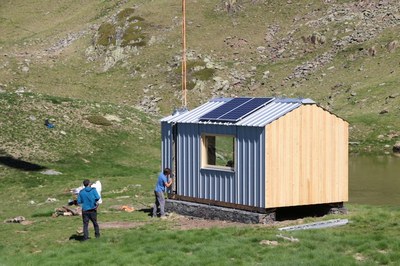 Instal·lació d'una cabana de pastor a Lladorre per prevenir atacs dels óssos al bestiar (Foto: ACN)