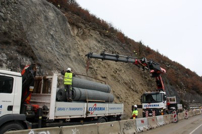 Instal·len una nova malla de protecció a l'N-260 al Pont de Bar (Foto: ACN)