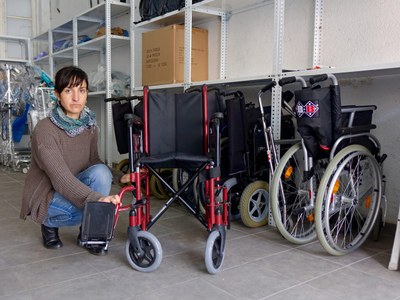 Aida Martínez, tècnica d'Integra Pirineus, amb material de suport per a persones amb mobilitat reduïda (Foto: Integra Pirineus)