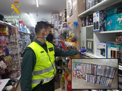 Intervenció de pel·lícules porno en un establiment comercial de la Seu d'Urgell