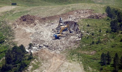 Dues màquines treballant a l'estació de Baqueira Beret, al Pallars Sobirà (Foto: ACN)