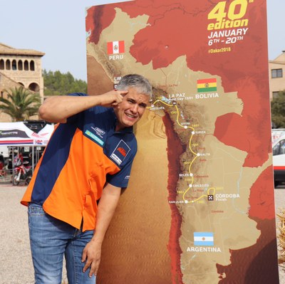 Nandu Jubany, al costat del mapa del Dakar 2018