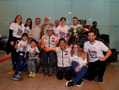 Isidre Esteve, amb el seu equip a l'arribada a l'aeroport del Prat