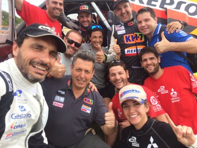 Isidre Esteve celebra amb el seu equip el final del Dakar 2017