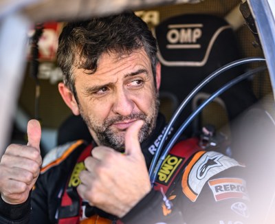 Isidre Esteve celebra la finalització de l'etapa marató del Dakar 2024 (Foto: Repsol Toyota / Mediagé)