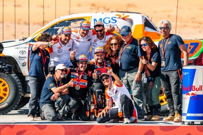Isidre Esteve celebra amb el seu equip la finalització del Dakar 2025, amb un 22è lloc en Ultimate (Foto: Mediagé / Repsol Toyota Rally Team)