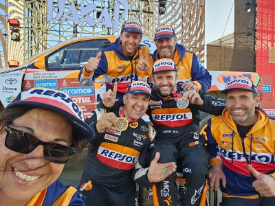 Isidre Esteve i Txema Villalobos celebren amb el seu equip la finalització del Dakar 2024 (Foto: Isidre Esteve)