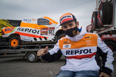 Isidre Esteve, en el moment d'embarcar el seu Toyota Hilux al port de Marsella (Foto: Repsol Rally Team / Mediagé)