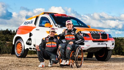 Isidre Esteve posa amb el seu copilot, Txema Villalobos, al costat del cotxe que pilotarà (Foto: Box Repsol) 