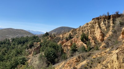 Els 'badlands' d'Isòvol, amb el Cadí al fons (Foto: Albert Lijarcio / ACN)