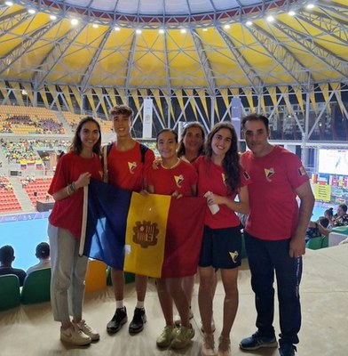 Jana Galabert i Xavi Orrit, amb l'equip d'Andorra, als Mundials de Patinatge Artístic a Ibagué (Foto: FAP)