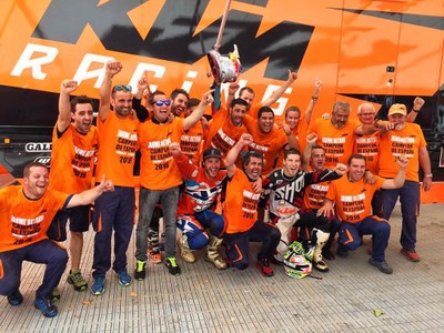 Jaume Betriu celebra el campionat estatal 2016 amb l'equip KTM