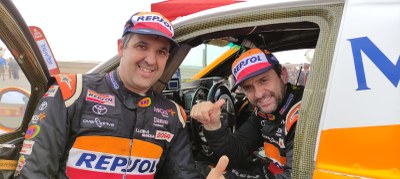Txema Villalobos i Isidre Esteve celebren la finalització del Dakar 2021 (Foto: Ashley Pla / @IsidreEsteveDkr)