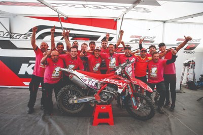 Laia Sanz celebra el seu 20è títol de campiona del món, amb la consecució del seu sisè Mundial d'Enduro (@laiasanz_ / WP Eric Augé)