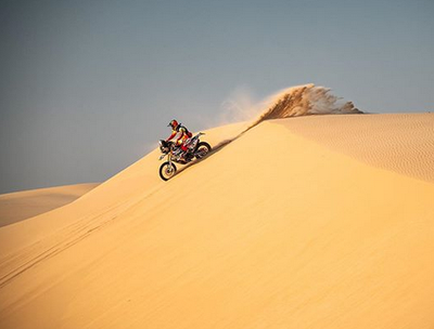 Jaume Betriu supera una duna a la 10a etapa del Dakar 2020 (KTM-FN Speed)