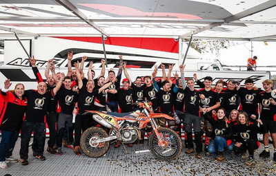 Jaume Betriu celebra amb l'equip WP Eric Augé el nou títol de campió d'Espanya d'enduro E3 (@jaumebetriu94)