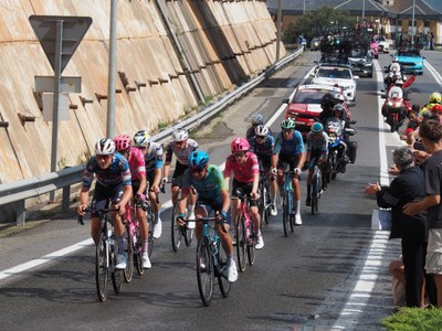 El grup capdavanter de la sisena etapa de la Vuelta 2025, al pas per la Seu d'Urgell (Foto: Ignasi Cervera / RàdioSeu)