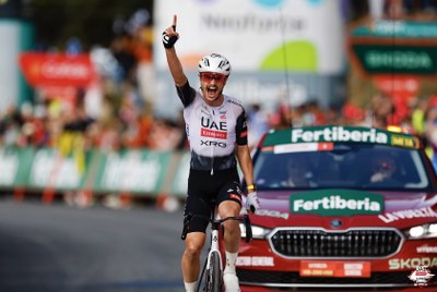 Jay Vine celebra, a Pal, la victòria a la 6a etapa de la Vuelta 2025 (Foto: UAE Team)