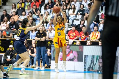 Llançament d'Helena Oma en el partit Catalunya-Ucraïna, a Girona (Foto: FCBQ)