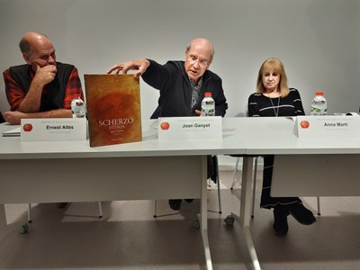 Joan Ganyet presenta a Puigcerdà el llibre 'Scherzo d'Itàlia', acompanyat d'Ernest Altés i Anna Martí (Foto: Francesc Esteban)