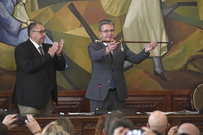 Joan Talarn rep la vara de president de la Diputació de Lleida de mans de Celestí Vilà, que ha presidit la Mesa d'Edat (Foto: Diputació de Lleida)