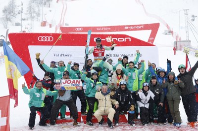 Joan Verdú celebra amb el seu equip el primer podi d'Andorra a la Copa del Món FIS d'Esquí Alpí, a Val d'Isère (Foto: Alexis Boichard / Agence Zoom)