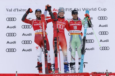 Joan Verdú (dreta), amb Marco Swartz i Marco Odermatt, al podi de l'eslàlom gegant de Val d'Isère (Foto: Alexis Boichard / Agence Zoom)