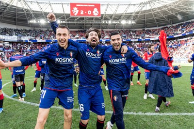 Jonathan Dubasin celebra amb l'equip la victòria sobre el Racing (Foto: @osasuna)