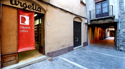 Treballs de preparació de la nova llibreria cooperativa El Refugi