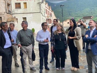 Marta Poch mostra a la consellera Violant Cervera la rehabilitació de l'antic ajuntament de Tuixent per a pisos socials