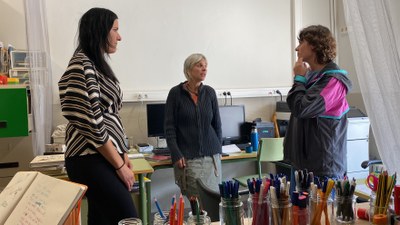 L'alcaldessa de Josa i Tuixent, Marta Poch, conversa amb la directora de l'escola del poble i amb una mare que hi inscriu els seus fills per al nou curs (Foto: ACN)