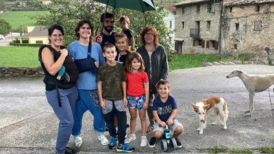 Una família amb quatre fills, provinent de Cardedeu, s'ha instal·lat a viure a Tuixent enguany (Foto: ACN)
