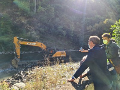 Visita de José Crespín a les obres al riu Sant Antoni, a Rialp