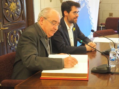 Josep Bargalló signa al llibre d'honor de l'Ajuntament de la Seu