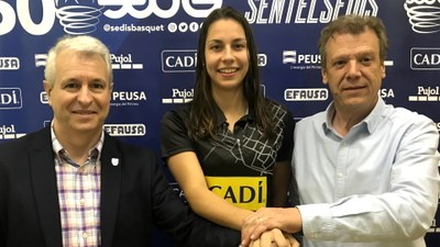 Júlia Soler, amb Pep Ribes i Pere Porta, en el moment de formalitzar el fitxatge pel Cadí La Seu (Sedis Bàsquet)