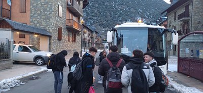Estudiants d'Esterri d'Àneu, a la parada de bus esperant per anar a Sort (Foto: ACN)