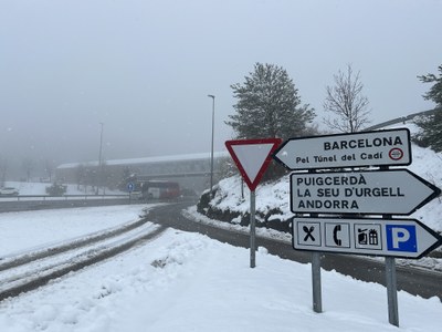 L'accés nord del túnel del Cadí, a la Cerdanya, durant la nevada d'aquest dissabte (Foto: ACN)