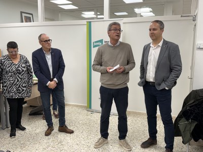 Jaume Ars i Manel Solé, de Junts Impulsem, amb altres diputats del grup a la Diputació de Lleida (Foto: ACN/Oriol Bosch)