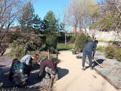 Classe pràctica d'alumnes del PFI-PTT de Vivers i Jardineria, en una zona verda de la Seu d'Urgell