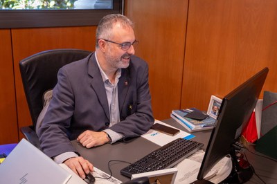 Jordi Fàbrega, al seu despatx del Parlament de Catalunya
