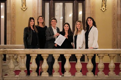 La portaveu de Junts per Catalunya al Parlament, Mònica Sales, i els diputats de la Comissió d'Agricultura (Irene Negre, Cristina Casol, Salvador Vergés, Mònica Sales, Jeannine Abella i Anna Feliu) (Foto: Junts)