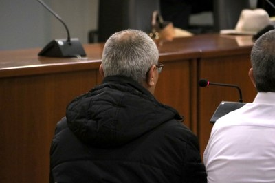 L'acusat d'amenaçar de mort i violar una companya de pis quan vivien a Esterri d'Àneu, al judici d'aquest dimecres a Lleida (Foto: ACN)