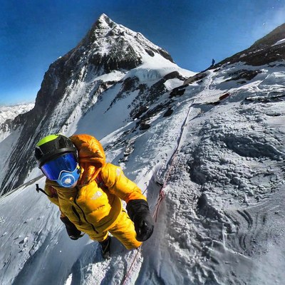 Kilian Jornet, amb el cim de l'Everest al fons (Foto: @David.Goettler.alpinist)