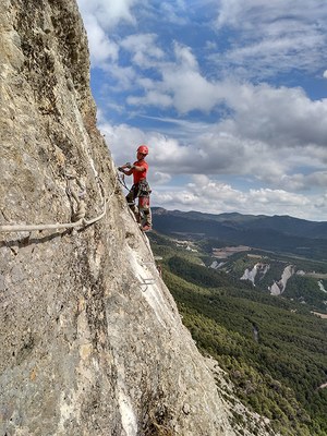 Treballs de d’instal·lació d’equipaments al camí vertical de la Serra de Canals (Foto: CCAU)