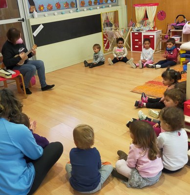 Projecte de música comunitària entre l'EMM i la Llar d'infants Els Minairons (Foto: EMM La Seu)