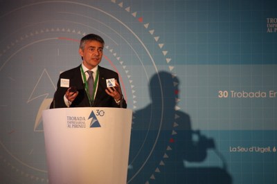 El president de la Trobada Empresarial del Pirineu, Vicenç Voltes, durant una intervenció de la 30a edició, a la Sala Sant Domènec de la Seu d'Urgell (Foto d'arxiu/ACN)