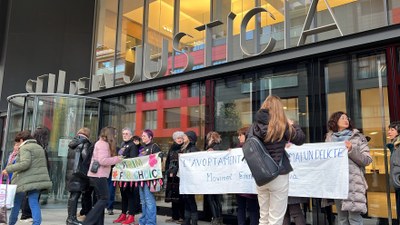 Concentració d'Stop Violències, davant la Batllia andorrana, en suport a Vanessa Mendoza (Foto: ACN)
