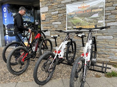Josep Lluís Farrero, al seu establiment de lloguer de bicis elèctriques a Boí Taüll (Foto: ACN)