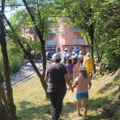 Acció de millora del camí de terra entre Castellciutat i la Seu per part de l'escola del poble, amb la col·laboració de la brigada del Camina Pirineus